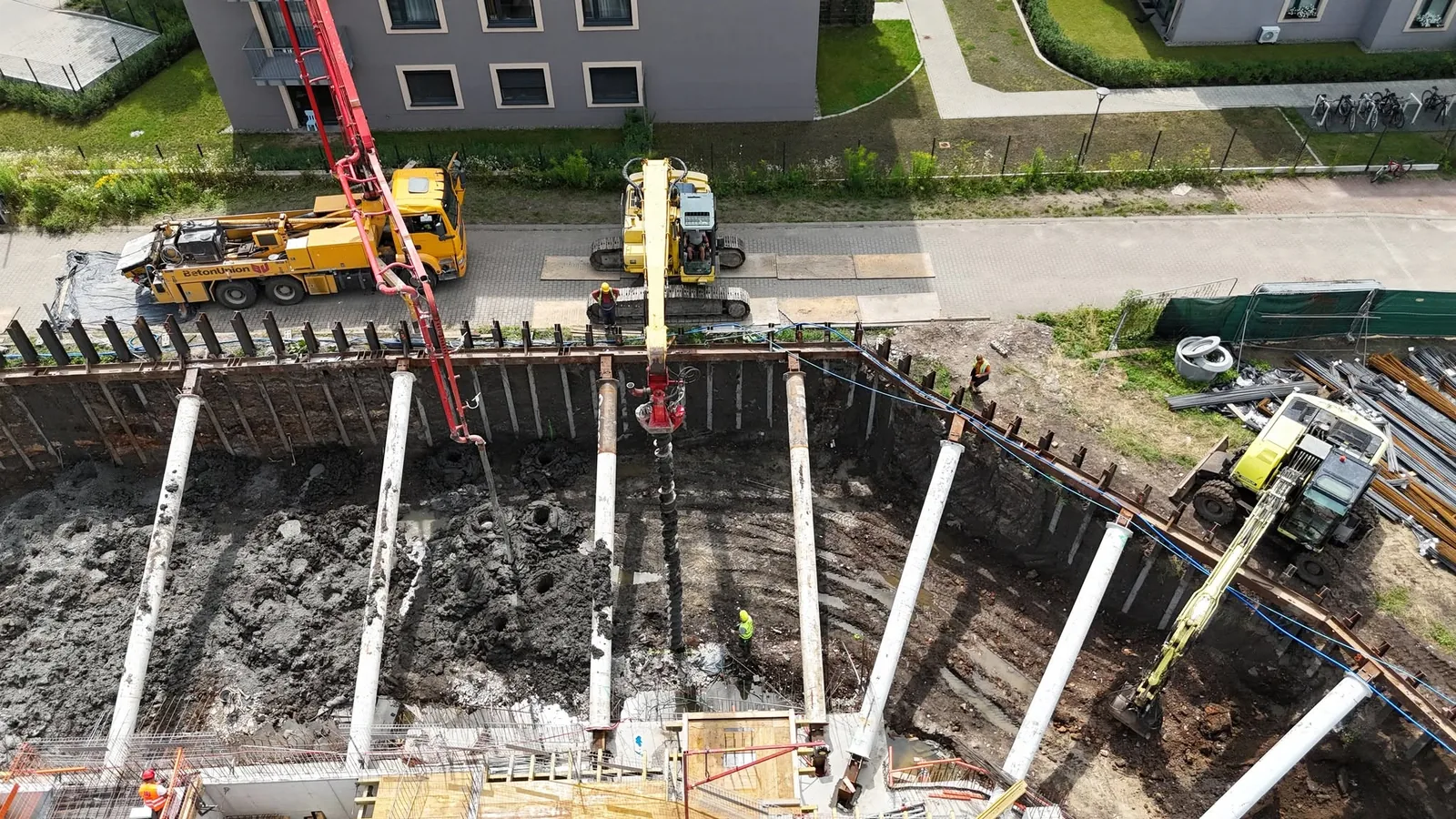 Głęboki wykop z obudową i poprzecznymi stalowymi rozporami, widok z góry.