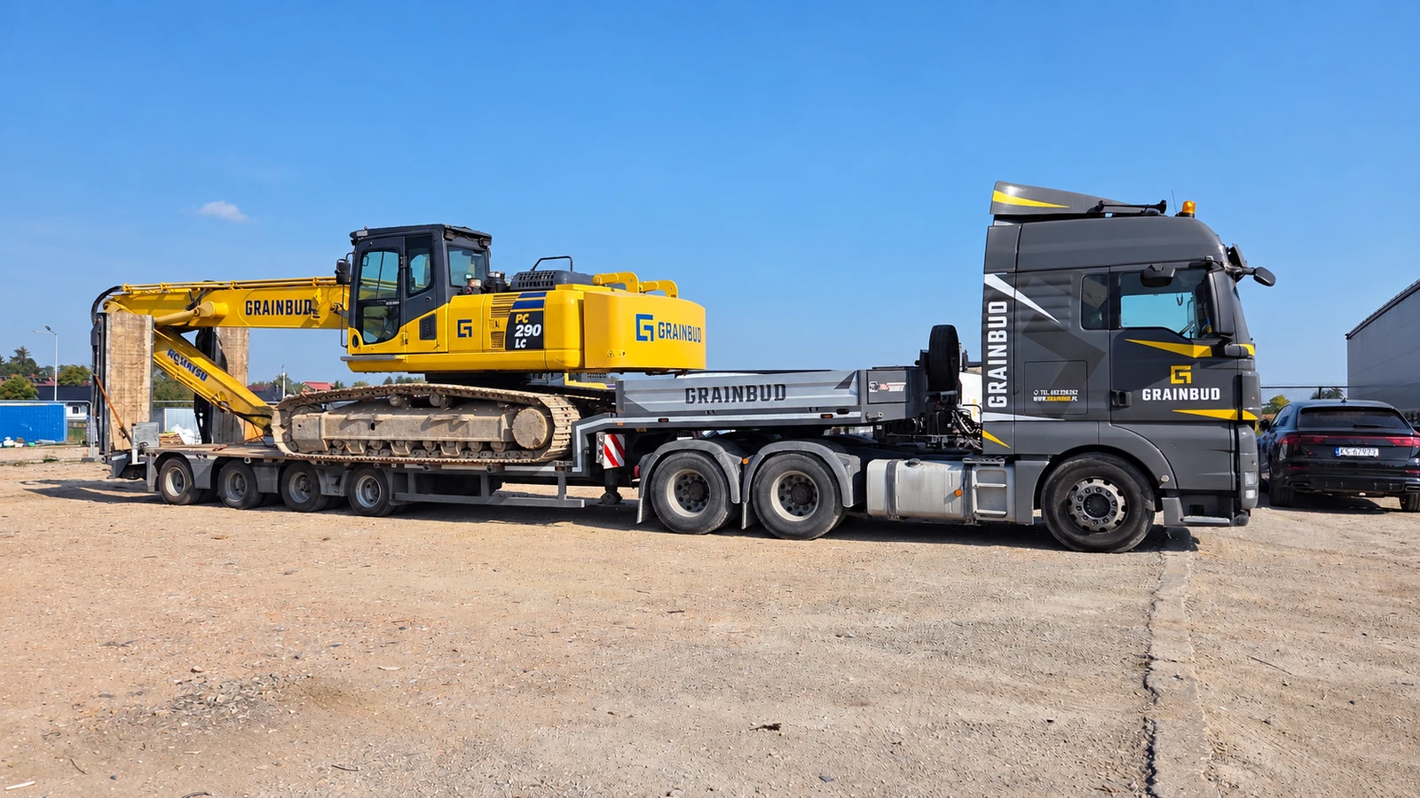 Komatsu PC290LC na własnym zestawie niskopodwoziowym GRAINBUD Sp. z o.o. do transportu maszyn.